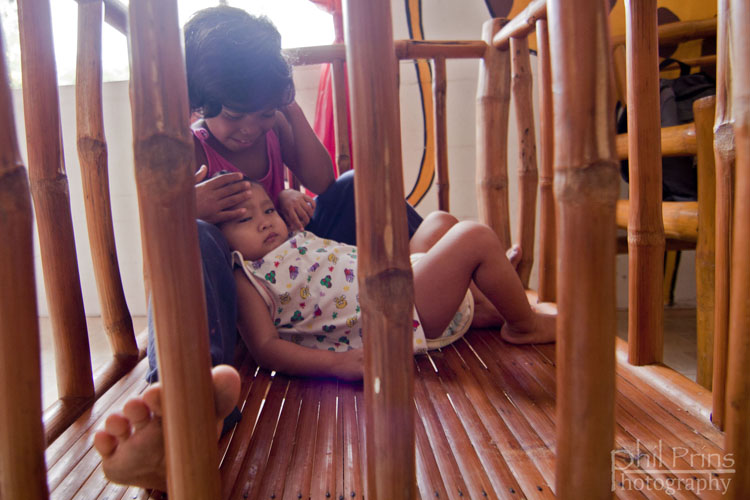 Bambini nella casa famiglia di Isla ng Bata - L'Isola dei Bambini