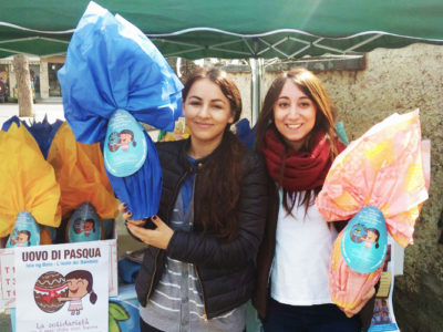 Uova di Pasqua solidali: due volontarie di Isla