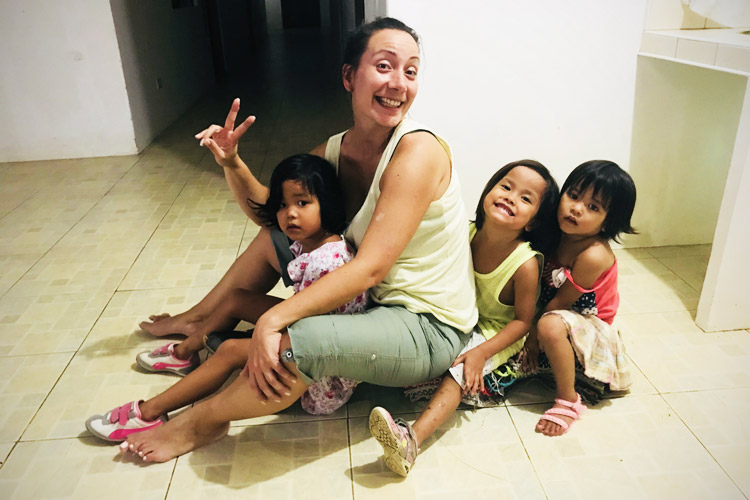 annagiulia-volontariato-filippine-insieme-alle-tre-gemelline