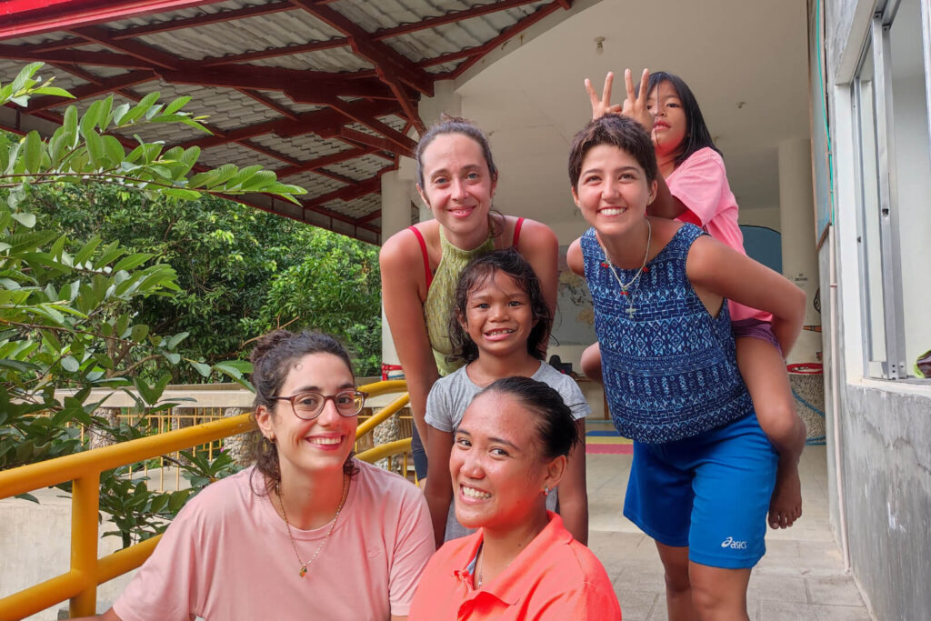 Carla in Casa famiglia nelle Filippine con alcune delle bambine e le altre volontarie