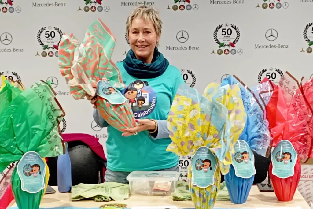 Una nostra volontari distribuisce le uova di Pasqua solidali