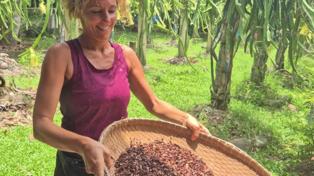 Jessica al lavoro per la produzione di cacao Jessica al lavoro per la produzione di cacao